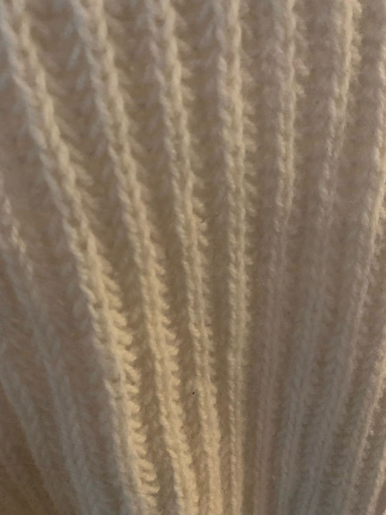 Billede af hjemmestrikket hvid strik uld