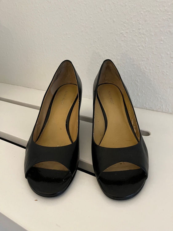 Billede af Sort læder sko med kilehæl. 