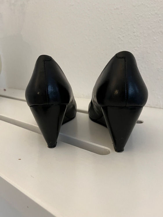 Billede af Sort læder sko med kilehæl. 