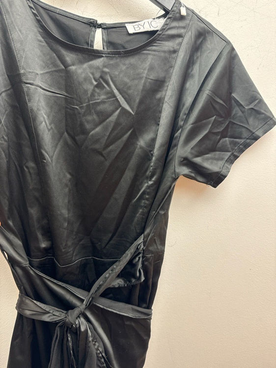 Billede af Satin slå-om-kjole fra BYIC
