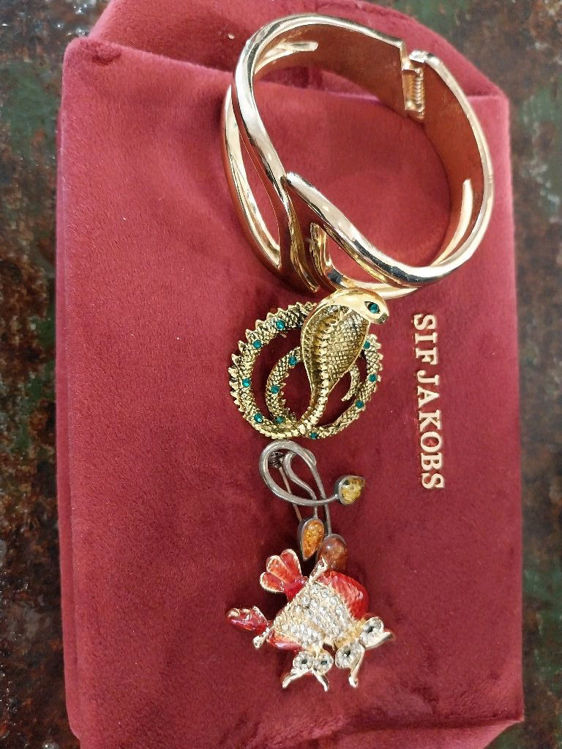 Billede af 3 brocher. Armbånd. Sif Jacobs clutch