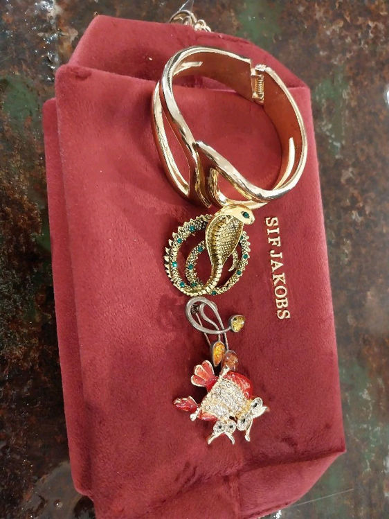 Billede af 3 brocher. Armbånd. Sif Jacobs clutch