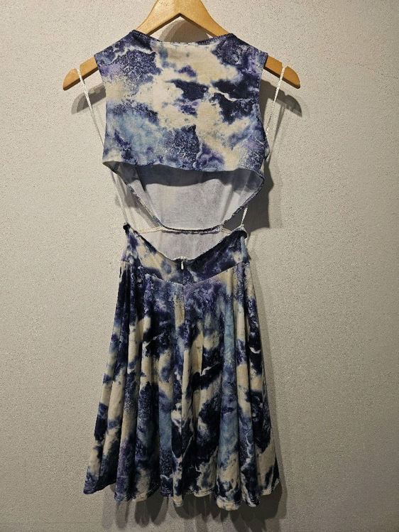 Billede af Fed batik kjole m.cut outs